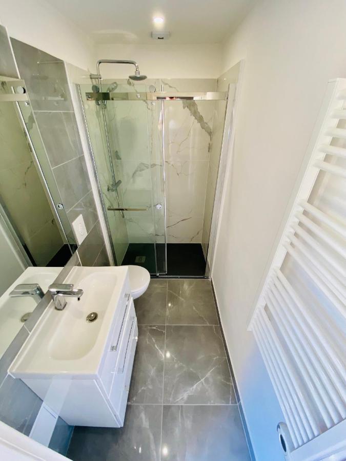 Lovely Apartment Heart Of Golden Square Fiber Wifi Nice Bagian luar foto
