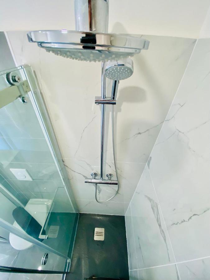 Lovely Apartment Heart Of Golden Square Fiber Wifi Nice Bagian luar foto